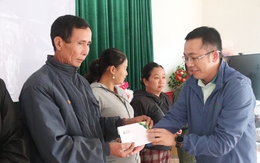 Trao vốn giúp bà con vùng bão lũ Nghệ An lo sinh kế