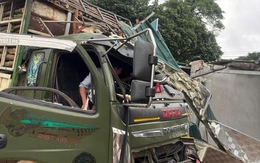 Xe tải va chạm xe máy rồi lao vào nhà dân làm một cháu bé tử vong