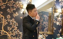 Lắp cửa kính 'tố cáo' người hút thuốc trong nhà vệ sinh