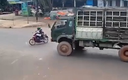 Giây phút ô tô tải tông xe máy rồi lao vào nhà dân làm 4 người thương vong