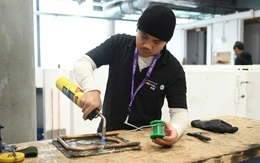 Anh: Lo ngại mất việc vì AI, nhiều bạn trẻ chuyển sang học nghề