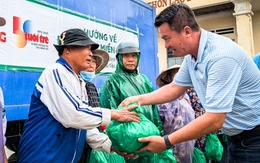 Cùng Tuổi Trẻ cứu trợ đồng bào lũ lụt miền Trung