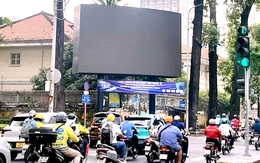 Di tích Viện Pasteur 'kêu cứu' vì chìm trong quảng cáo: Tháo dỡ 2 trong tổng số 3 trụ