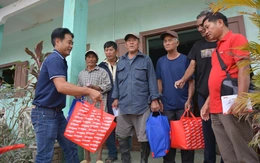 Cùng Tuổi Trẻ cứu trợ đồng bào lũ lụt miền Trung