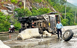 Xe tải lật chắn ngang đèo Cù Hin, giao thông từ Nha Trang đến sân bay Cam Ranh ùn ứ