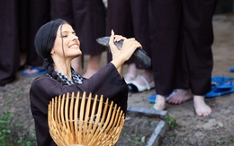 Người đẹp Miss Charm lội mương bắt cá, đổ bánh xèo, đi cầu khỉ