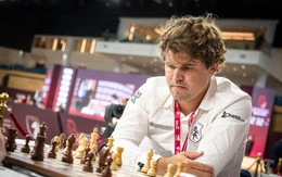 Carlsen đập bàn tức giận, thua sốc vì làm rơi quân cờ