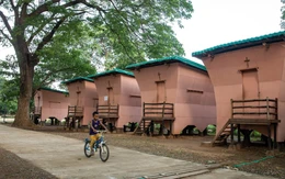 Những ngôi nhà tre chống động đất với giá 'bằng một chiếc điện thoại thông minh' tại Myanmar