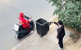 Pha vứt rác bay vào thùng shipper