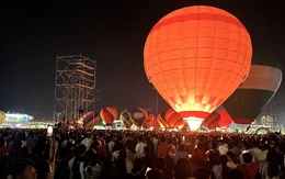 Hàng trăm ngàn người đổ về xem biểu diễn khinh khí cầu tại quảng trường Sa Đéc