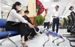 Đi làm thủ tục hành chính ở TP.HCM, người dân được robot bắt tay, mời ăn bánh