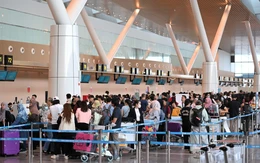 Đi sân bay dịp Tết dương lịch: Bay sớm vẫn thoáng, Tân Sơn Nhất 'lạ mà quen'