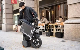 Xe máy điện có thể gập gọn như vali xách tay, mang được vào thang máy, nhưng chỉ chạy được 30km/sạc