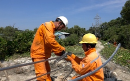 Công nhân làm việc xuyên đêm để cấp điện lại cho Phú Quốc sau sự cố cáp ngầm 110kV