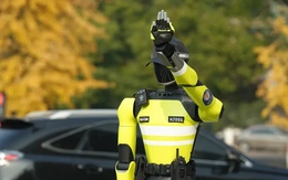 Robot cảnh sát giao thông làm việc đâu ra đó