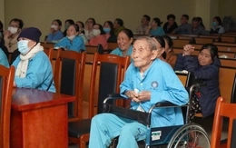 Cựu chiến binh nghẹn ngào xem Mưa đỏ trong bệnh viện