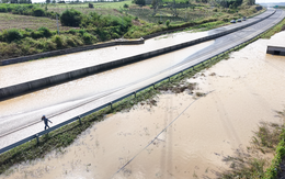 Cận cảnh mặt đường và máy bơm chống ngập cao tốc Phan Thiết - Dầu Giây chìm trong lũ