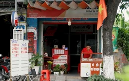 Chủ điểm sửa điện thoại chuyển hướng bán vé số Vietlott: 'Bán vui lắm!'