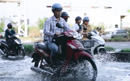 Triều cường ở TP.HCM: Đến hẹn lại lên vào giờ tan tầm