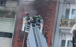 Cháy quán bún ốc trên đường Trần Hưng Đạo, cảnh sát điều xe thang cứu 5 người mắc kẹt