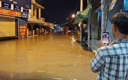 Nước lũ vùng cửa biển Bình Thuận cũ dâng cao, quốc lộ 1 phong tỏa trong đêm