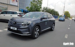 Đại gia sàn chứng khoán có 20.000 tỉ đồng tiền mặt đối diện thách thức từ lộ trình cấm xe xăng