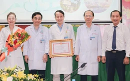 UBND TP.HCM khen thưởng đột xuất ê kíp tái nối bàn tay đứt lìa cho sản phụ mang song thai