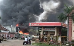 Cháy kho máy móc, biển lửa áp sát cây xăng ở TP.HCM