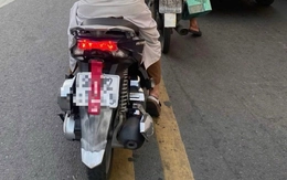 Lấy miếng vải đỏ che biển số, người phụ nữ bị cảnh sát giao thông lập biên bản