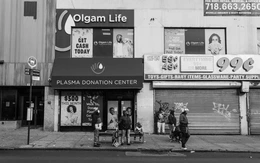 Bloomberg: 3 triệu người Mỹ bán huyết tương kiếm sống, chiếm 70% lượng cung toàn cầu