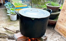 Dáng má in hằn trên vách đất, bên bếp lửa củi chiều cuối năm