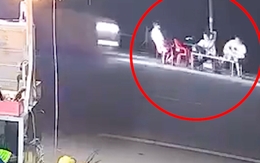 Giây phút xe khách lao vào 3 người đang ngồi uống nước bên đường tại Đồng Tháp