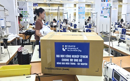 Sinh viên TP.HCM ráp máy tính, may tặng đồng phục cho học sinh vùng bão lũ
