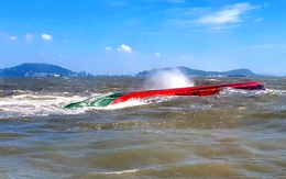 Sà lan chở hơn 900 khối cát lật úp ở biển Vũng Tàu, 3 thuyền viên được cứu