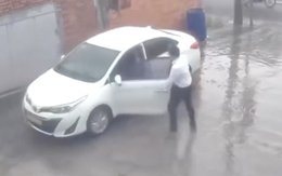 Thót tim với đoạn video thanh niên chạy theo ô tô quên kéo phanh tay