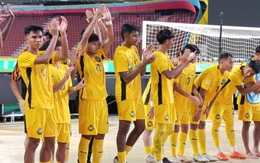 Nhóm CĐV Malaysia gây xúc động khi ở lại cùng đội nhà hát vang quốc ca