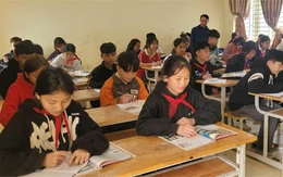 Giáo viên ở vùng cao mòn mỏi chờ nhận tiền dạy thừa giờ