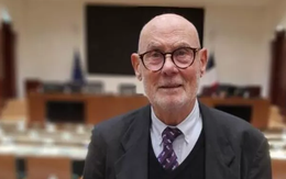 Cụ ông 89 tuổi trở lại giảng đường, bảo vệ thành công luận án tiến sĩ sau 60 năm