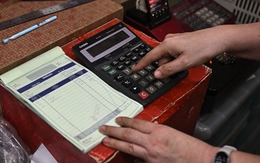 Vì sao máy tính cầm tay vẫn sống khỏe dù AI ngày càng thông minh?