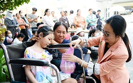 Trao tặng 800 phần cơm và 130 triệu đồng viện phí cho bệnh nhi nghèo