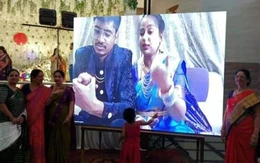 Cặp đôi phải tổ chức đám cưới qua màn hình vì chuyến bay bị hủy