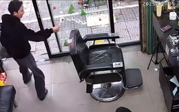 Thợ cắt tóc dùng tuyệt chiêu khi quán vắng khách