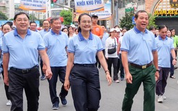 75 tuổi có hơn 20 năm tham gia đi bộ gây quỹ ở phường Cầu Kiệu