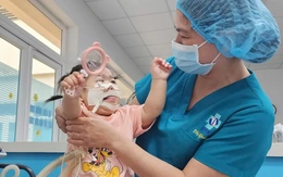 Cô bé có 24 cha mẹ yêu thương