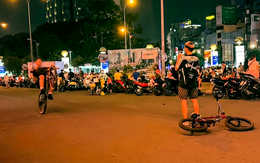 Lập biên bản hai thiếu niên chạy xe đạp bằng một bánh trước chợ Bến Thành