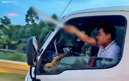 Tài xế xe tải bị xử phạt 6,5 triệu đồng vì cầm dao dọa chém người trên cao tốc