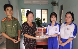 Nhặt được 10 triệu đồng, 2 học sinh lớp 11 mang đến công an nhờ tìm người đánh rơi