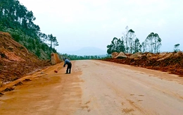 Chiều nay phương tiện được phép lưu thông trở lại trên đường ven biển Hà Tĩnh