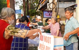 Cả nhà, cả xóm xuyên đêm nấu xôi, làm bánh mì tặng khách ngày lễ rước cộ Bà