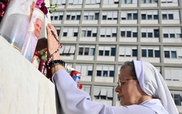 Giáo hoàng Francis đang được tiếp oxy, bác sĩ lo ngại ông 'khó vượt qua'